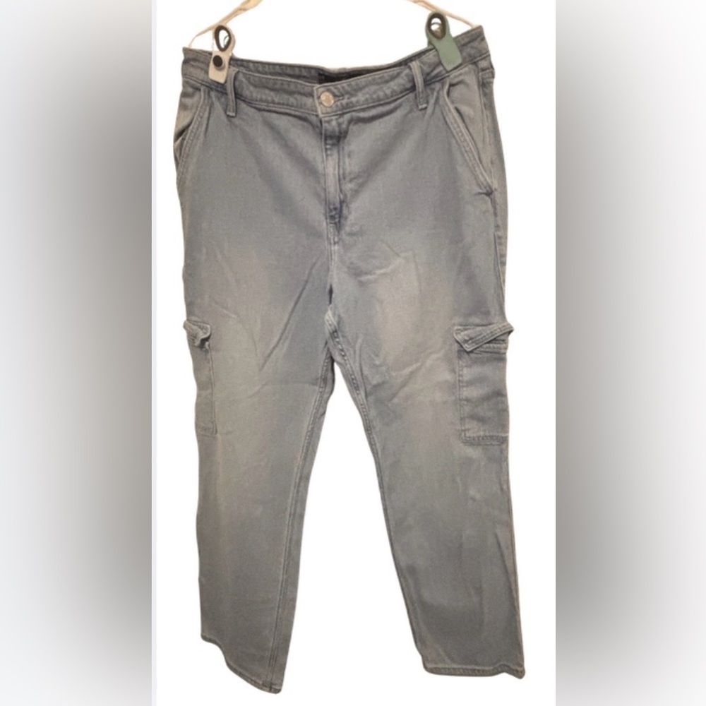 Light Wash Cargo Jeans - Casual Pocket Detail